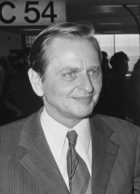 Olof Palme in 1974, photographed in a suit at an airport terminal.