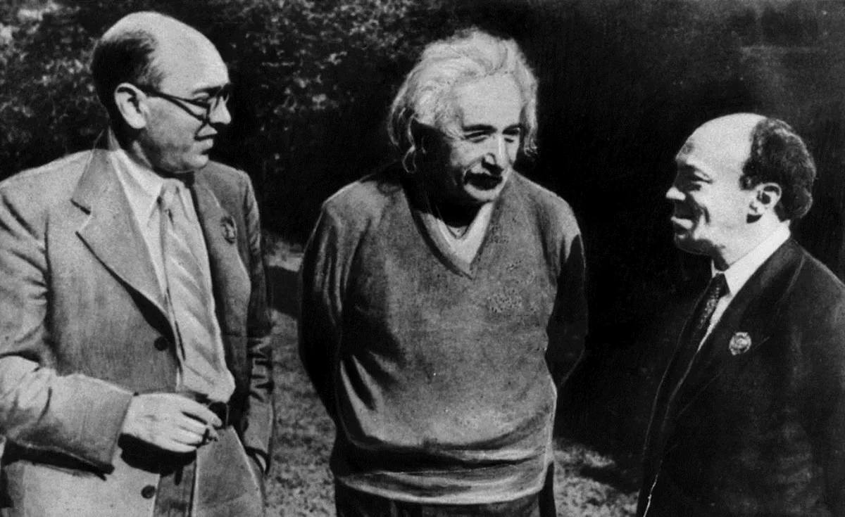 Albert Einstein in conversation with the Yiddish poet Itzik Feffer and the actor Solomon Mikhoels, photographed in the United States in 1943.