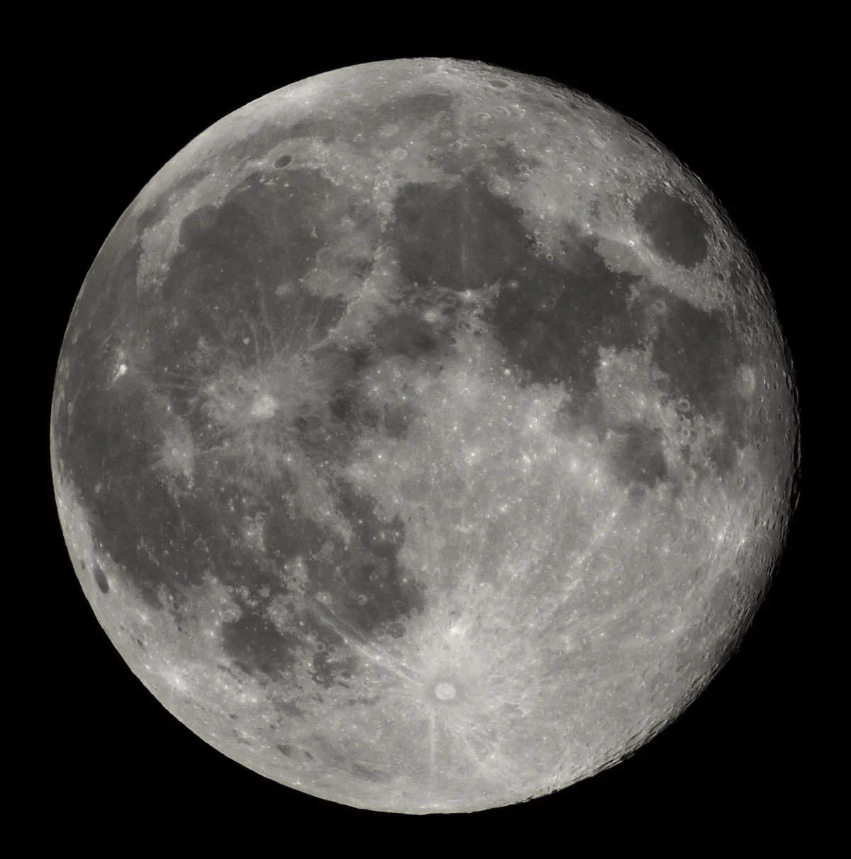 Nearly Full Moon view from earth in Belgium (Hamois).